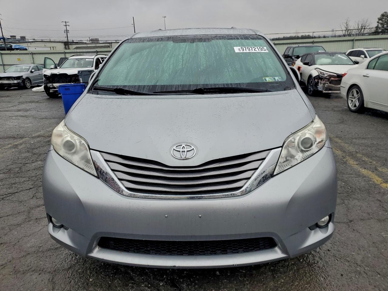 2015 TOYOTA SIENNA XLE photo 5