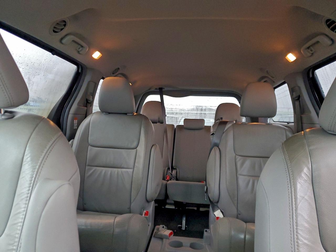 2015 TOYOTA SIENNA XLE photo 10
