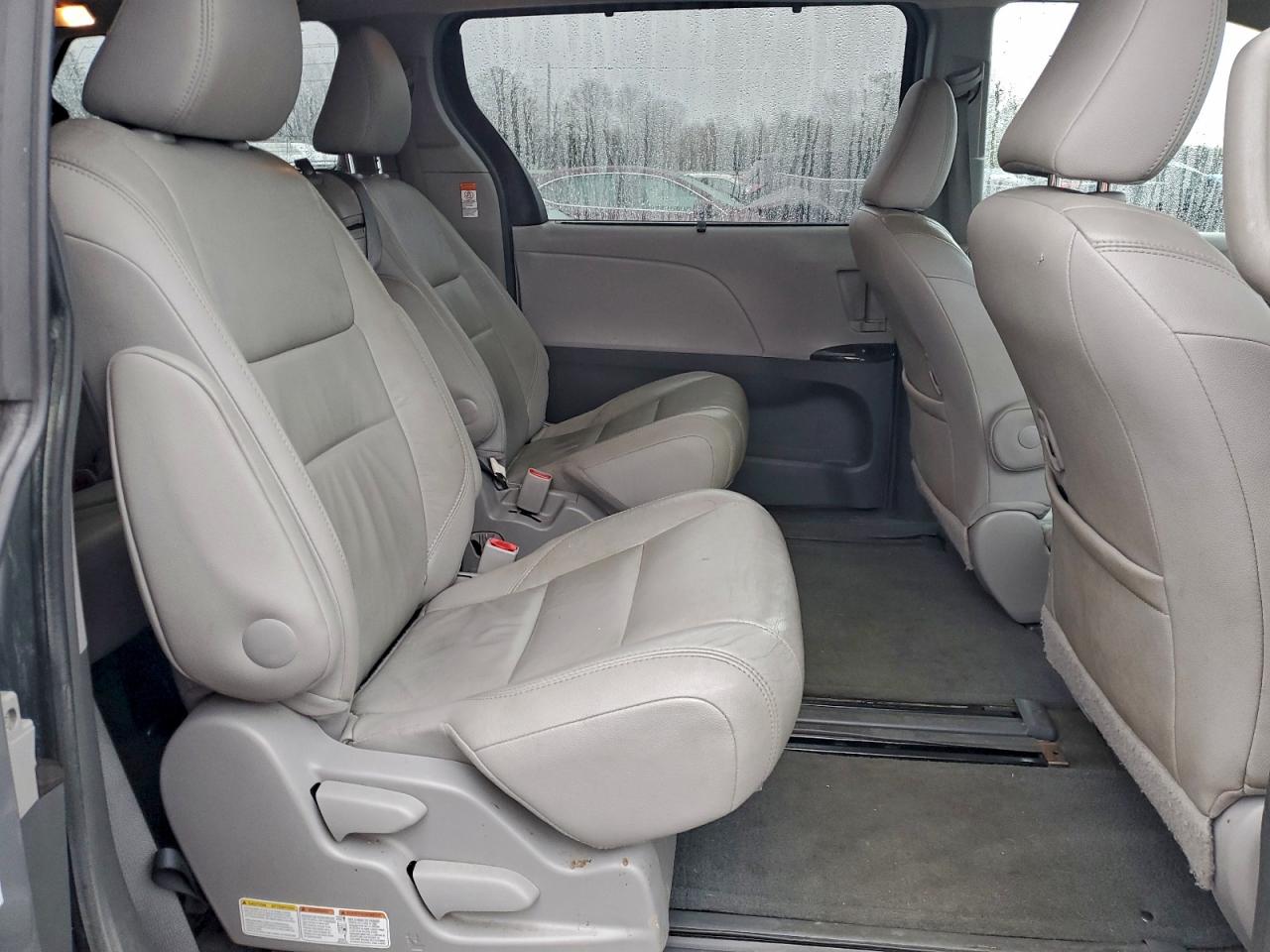 2015 TOYOTA SIENNA XLE photo 11