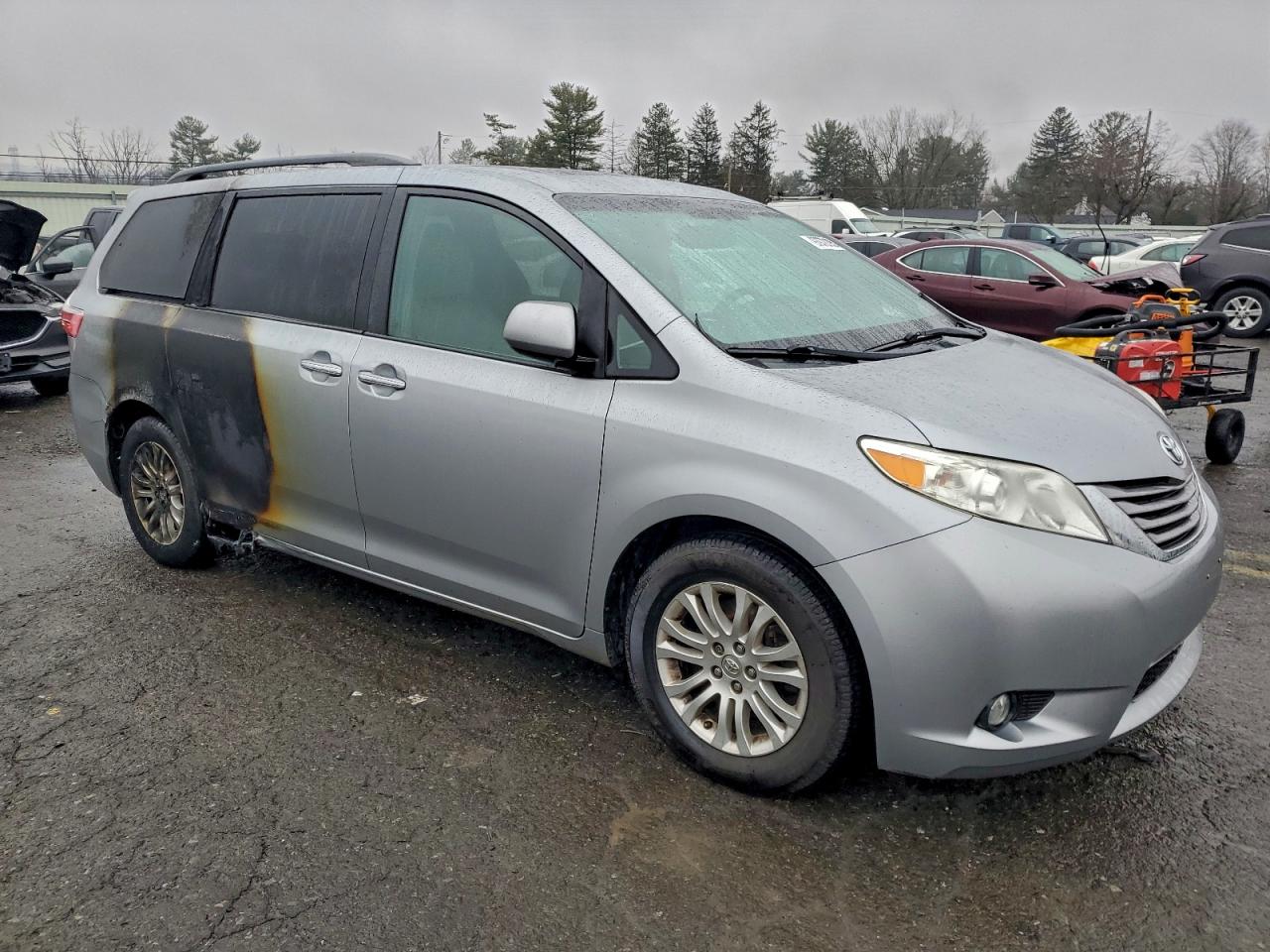 2015 TOYOTA SIENNA XLE photo 4