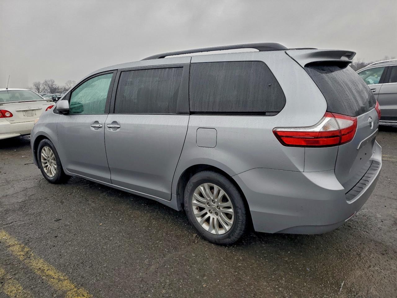 2015 TOYOTA SIENNA XLE photo 2
