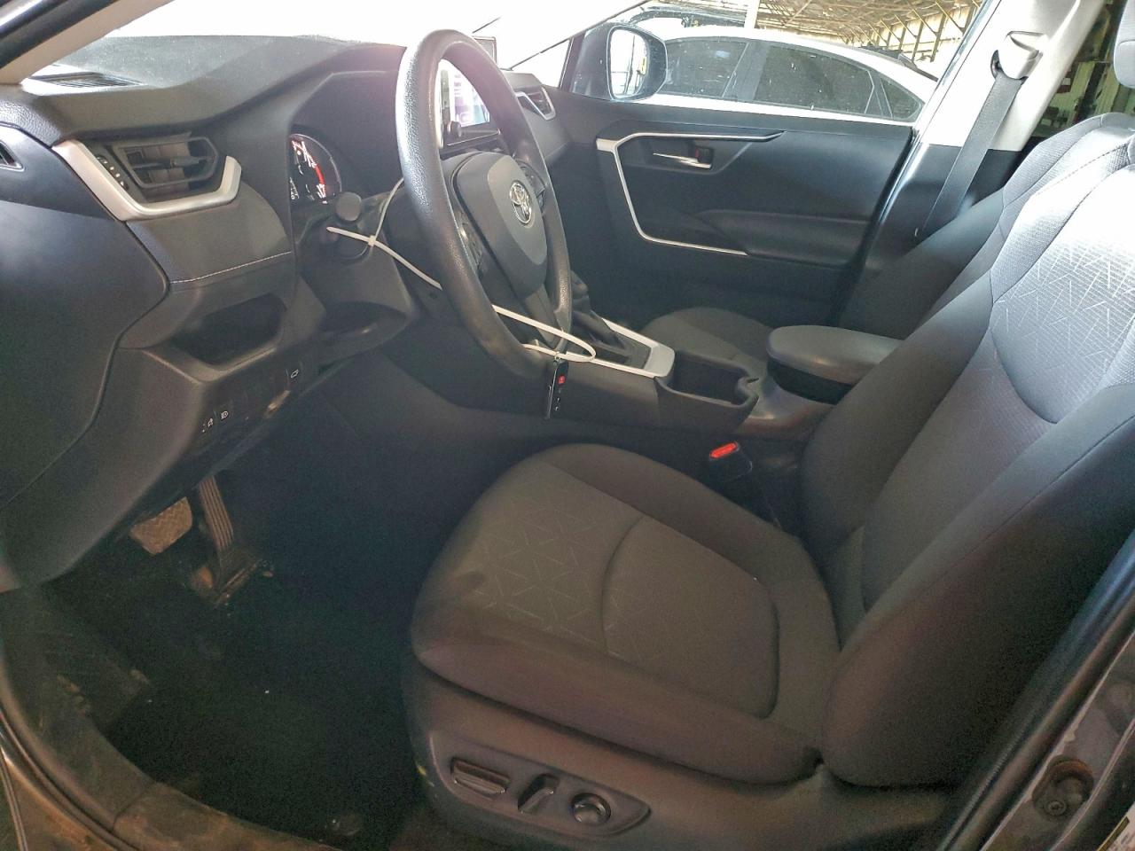 2024 TOYOTA RAV4 XLE photo 7