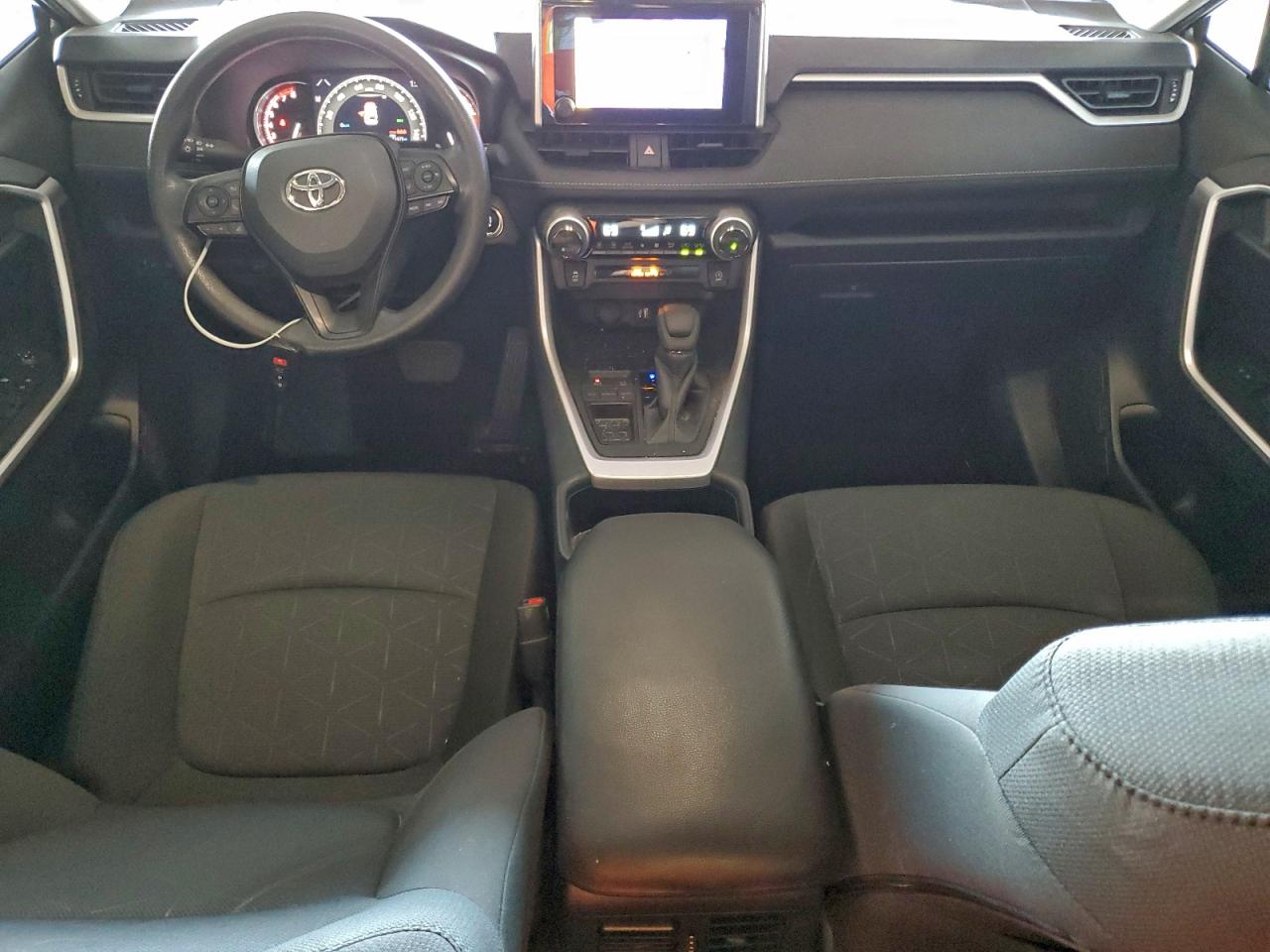 2024 TOYOTA RAV4 XLE photo 8