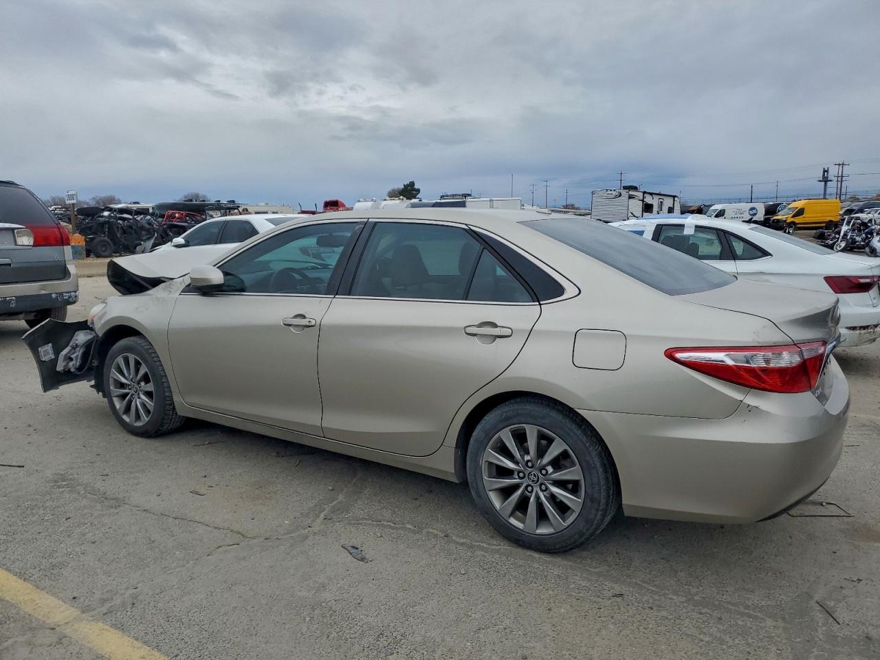 2015 TOYOTA CAMRY LE photo 2