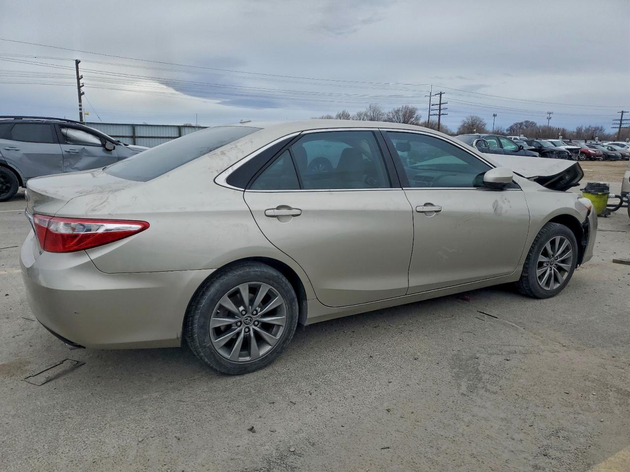 2015 TOYOTA CAMRY LE photo 3