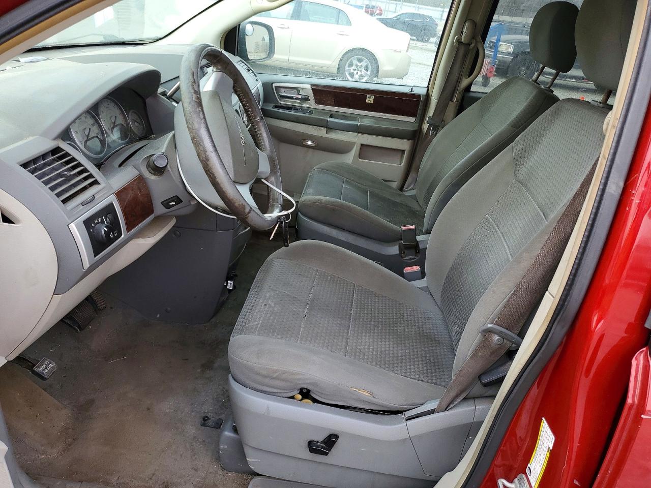 2010 CHRYSLER TOWN & COUNTRY TOURING photo 7