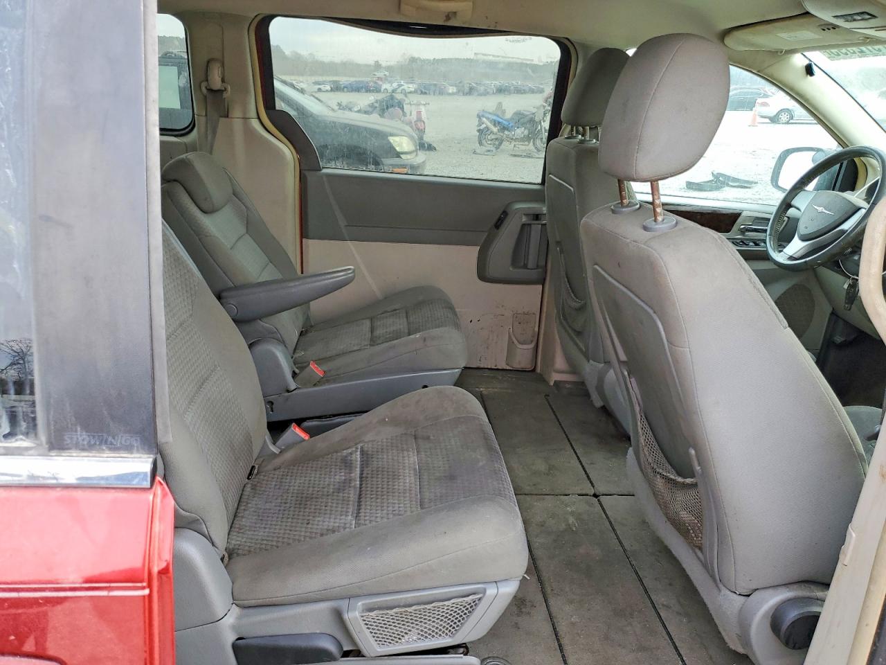 2010 CHRYSLER TOWN & COUNTRY TOURING photo 11
