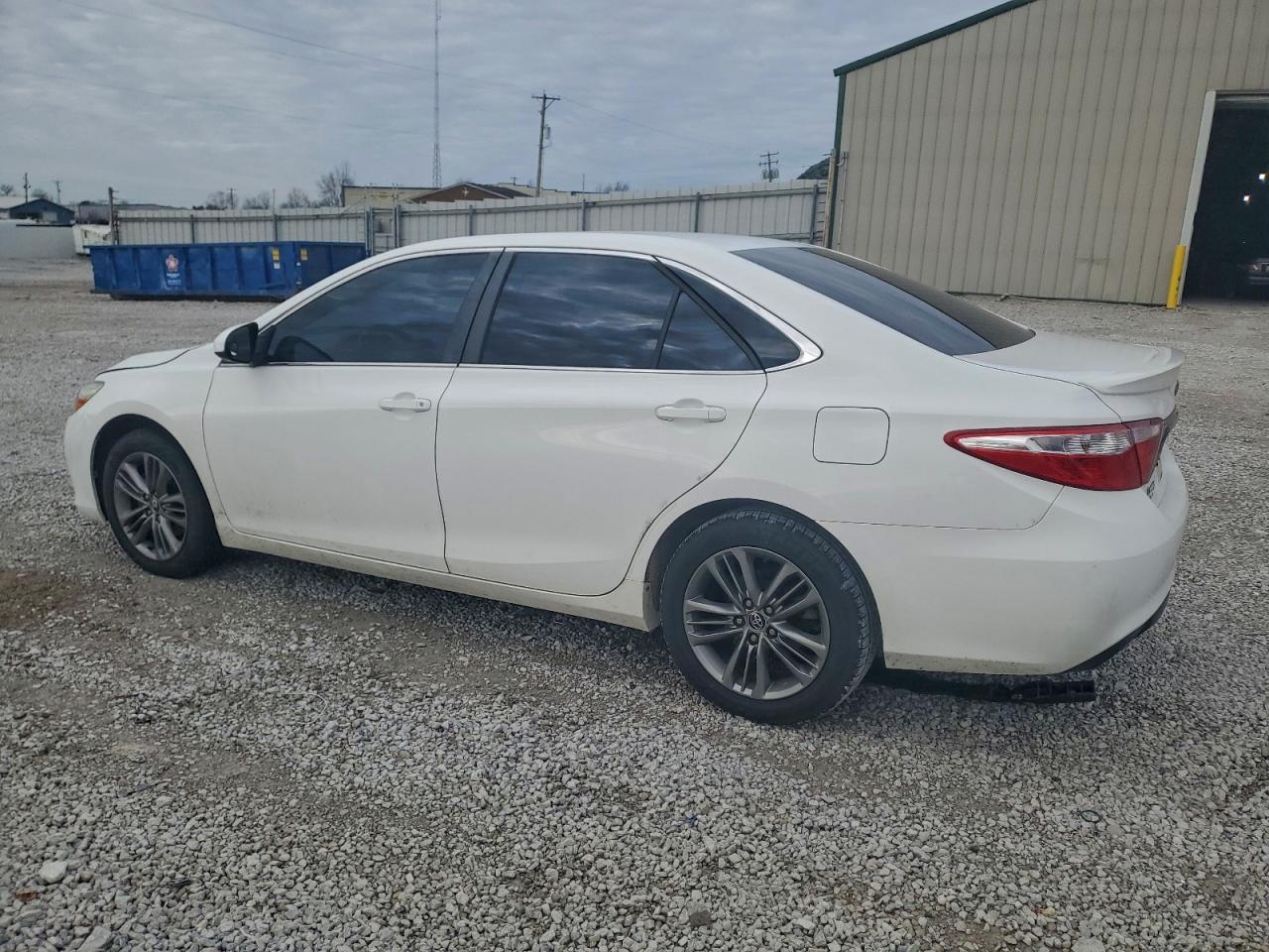 2016 TOYOTA CAMRY LE photo 3