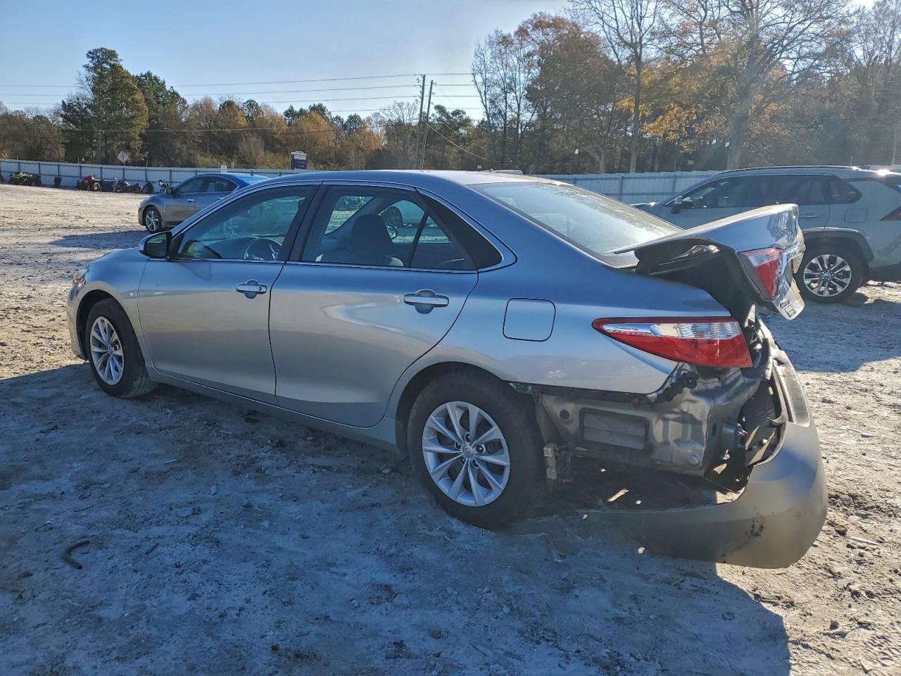 2015 TOYOTA CAMRY LE photo 3
