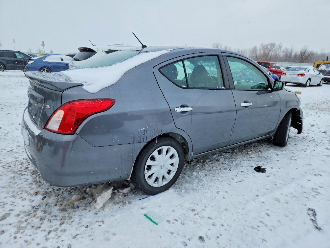 2019 NISSAN VERSA S photo 3