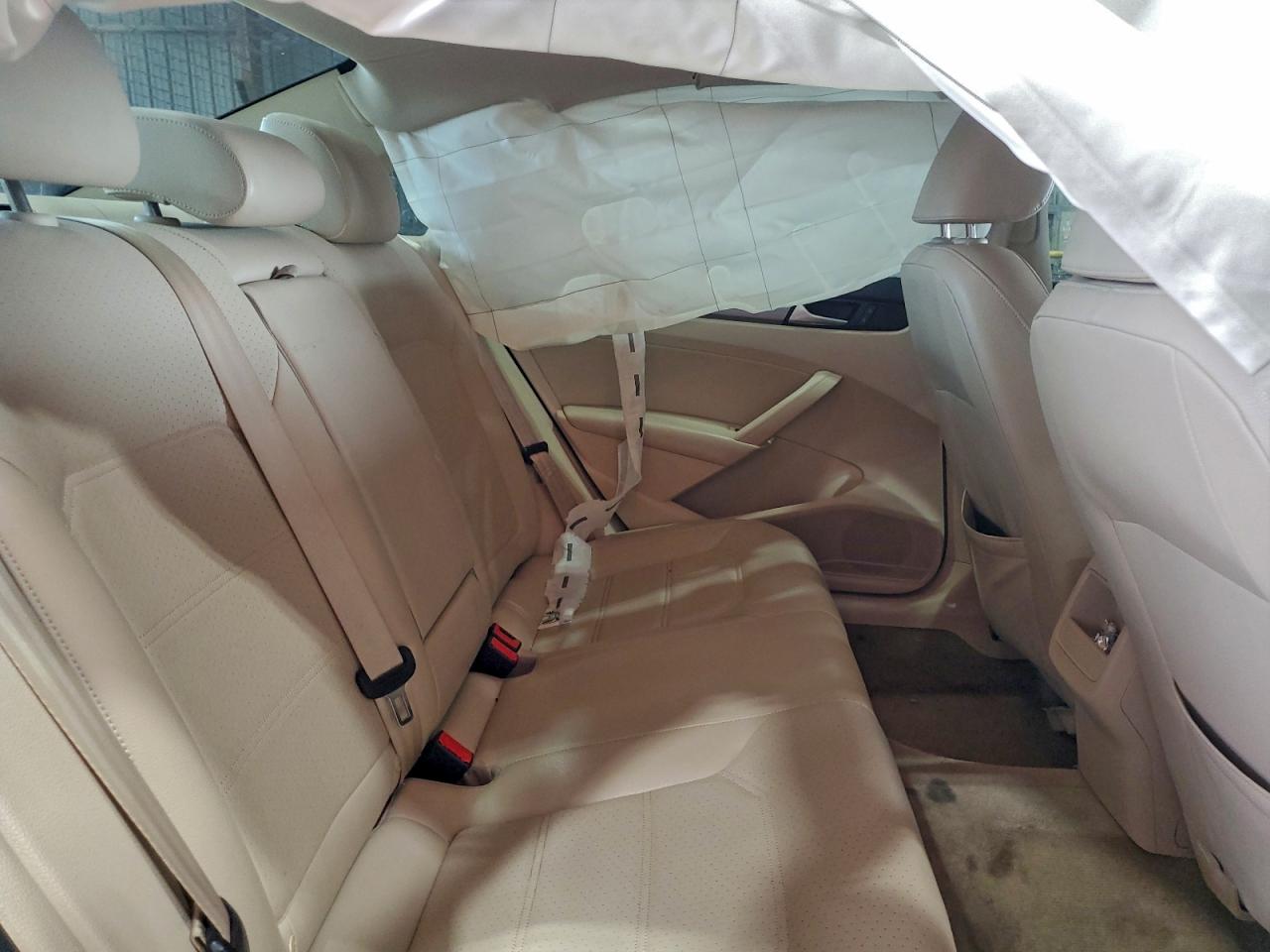 2015 VOLKSWAGEN PASSAT S photo 10