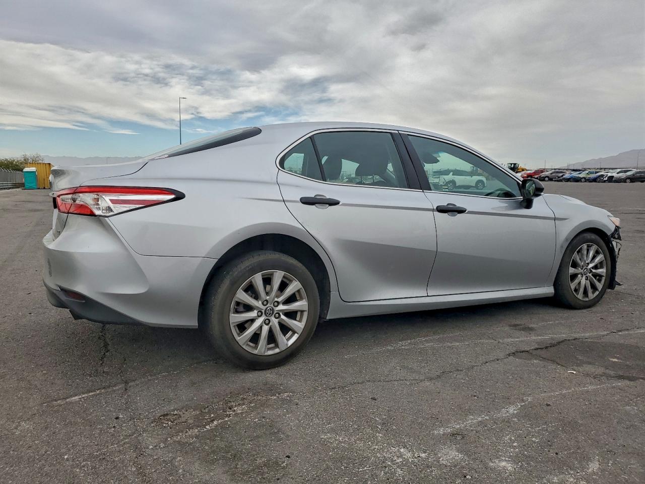 2018 TOYOTA CAMRY L photo 3