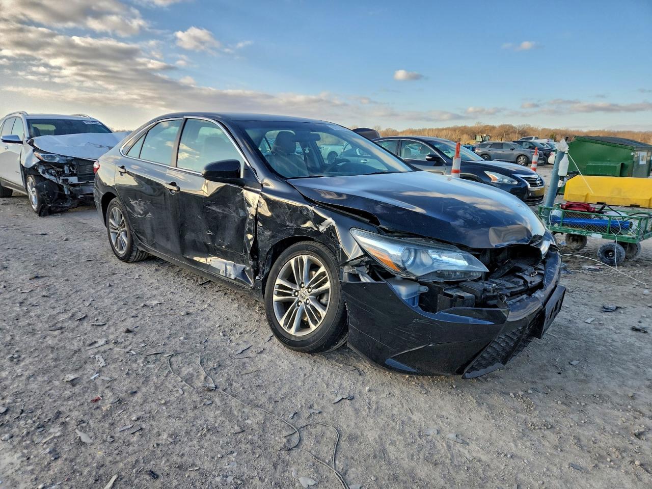 2015 TOYOTA CAMRY LE photo 4