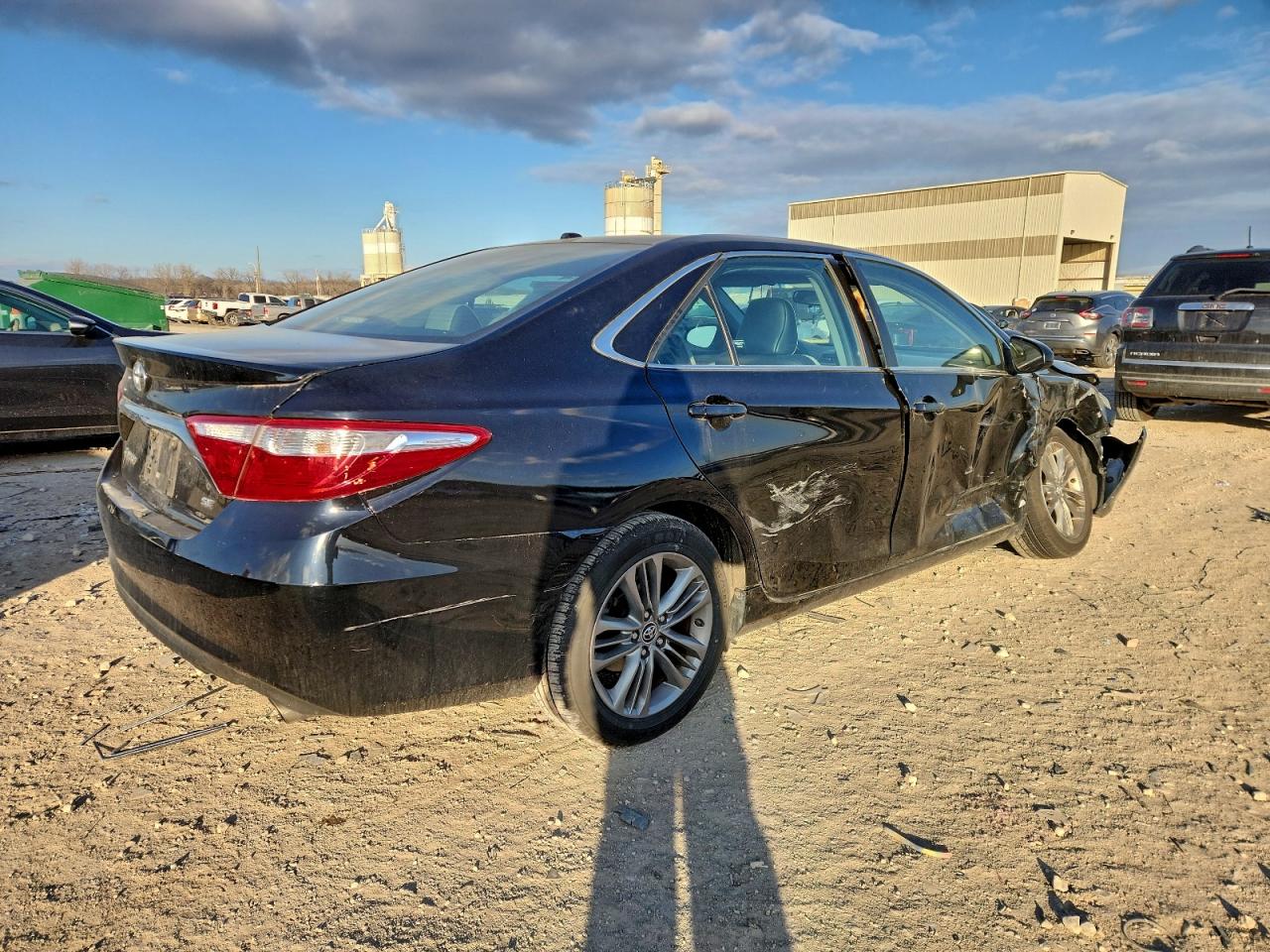 2015 TOYOTA CAMRY LE photo 3