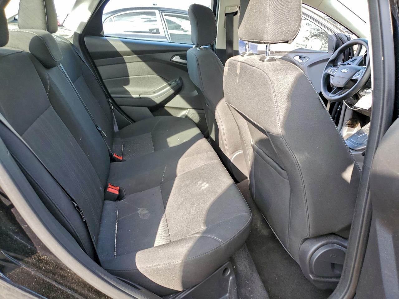 2017 FORD FOCUS SE photo 10
