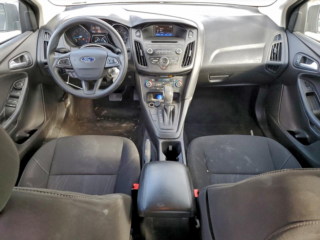2017 FORD FOCUS SE photo 8