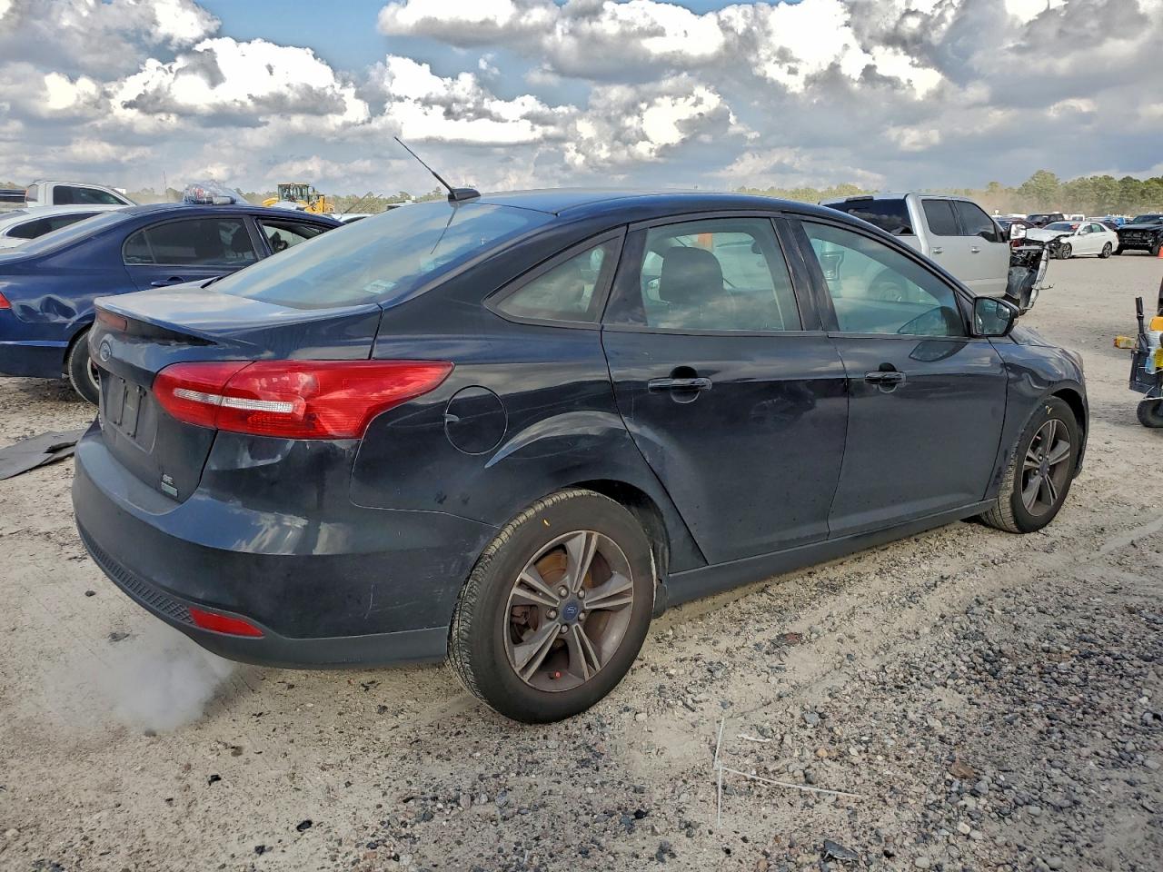 2017 FORD FOCUS SE photo 3