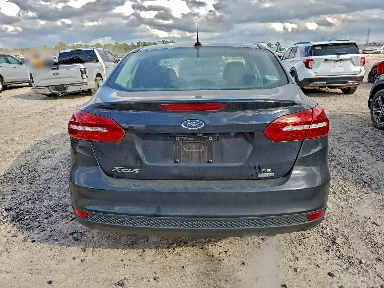 2017 FORD FOCUS SE photo 6