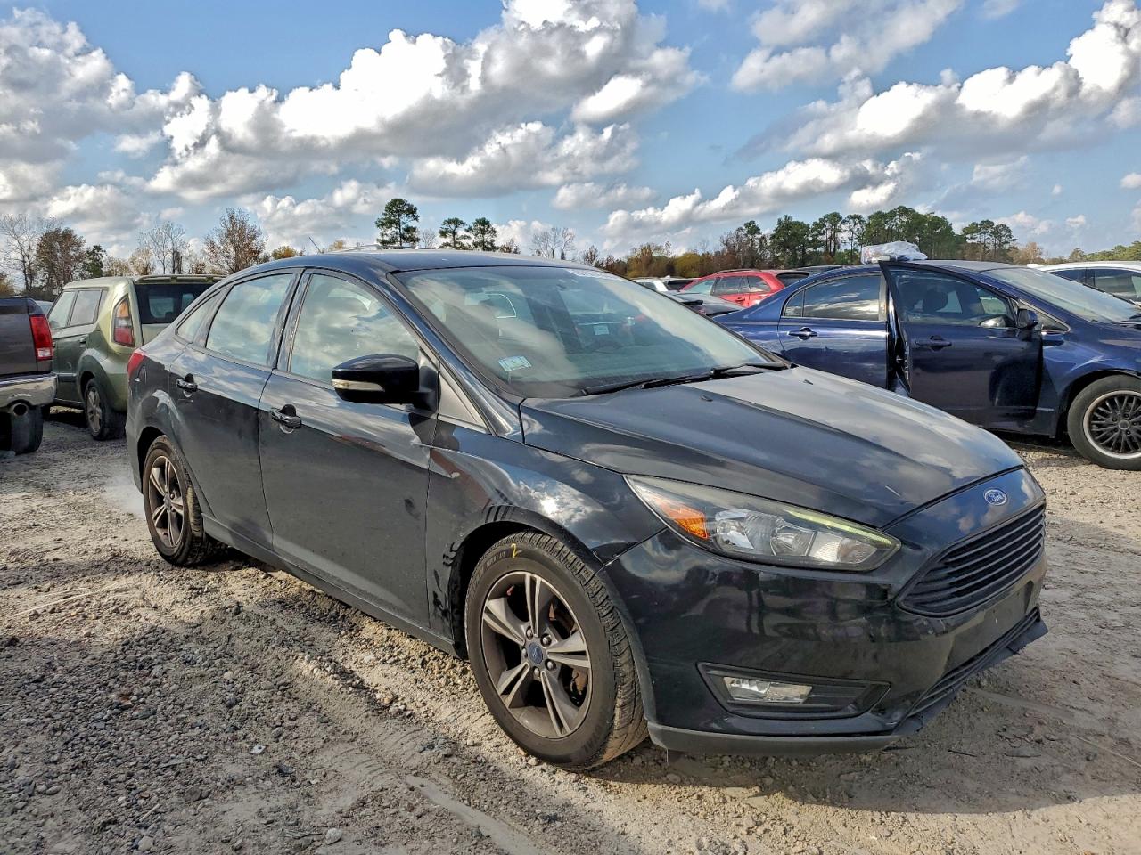 2017 FORD FOCUS SE photo 4