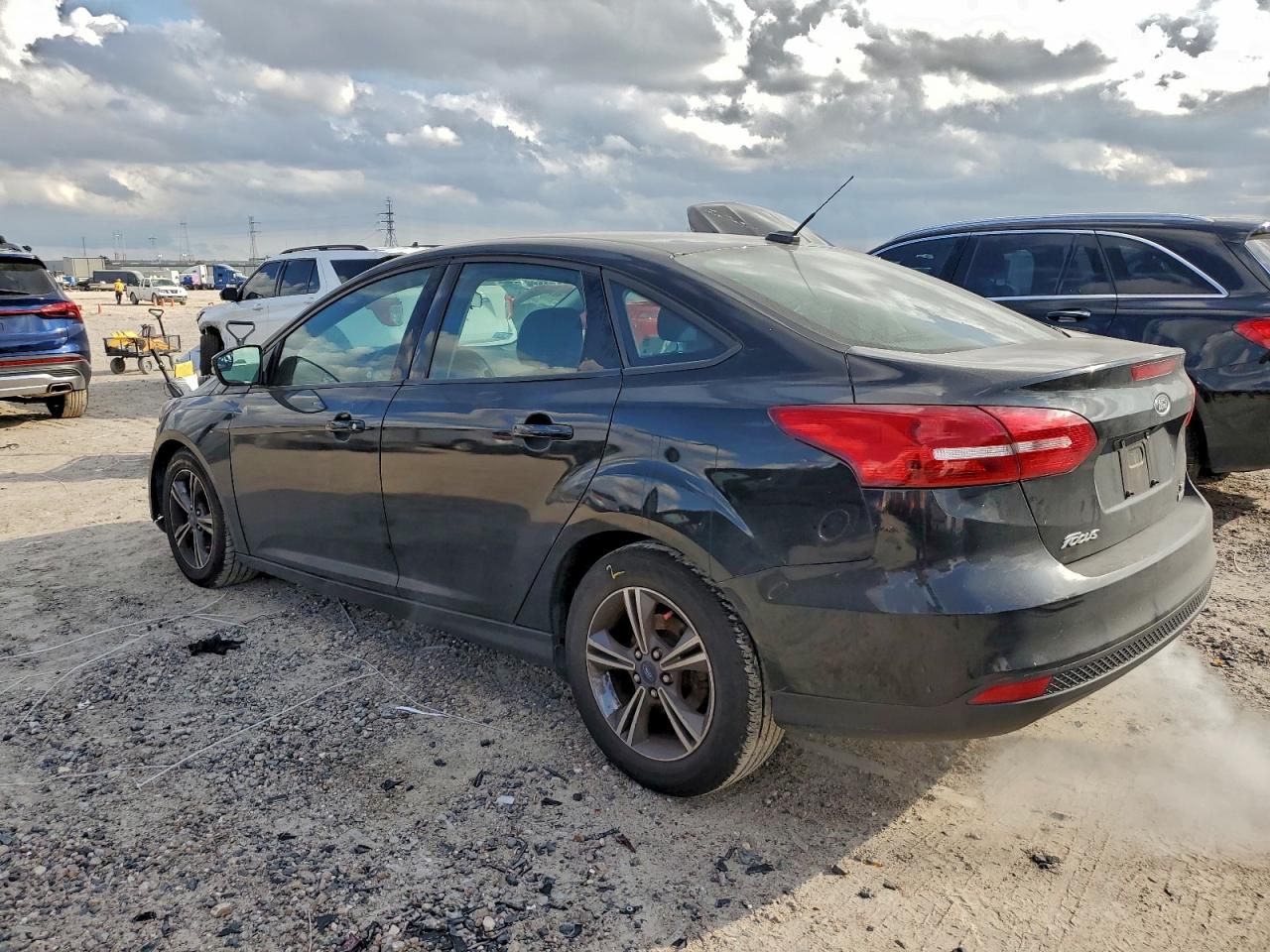 2017 FORD FOCUS SE photo 2