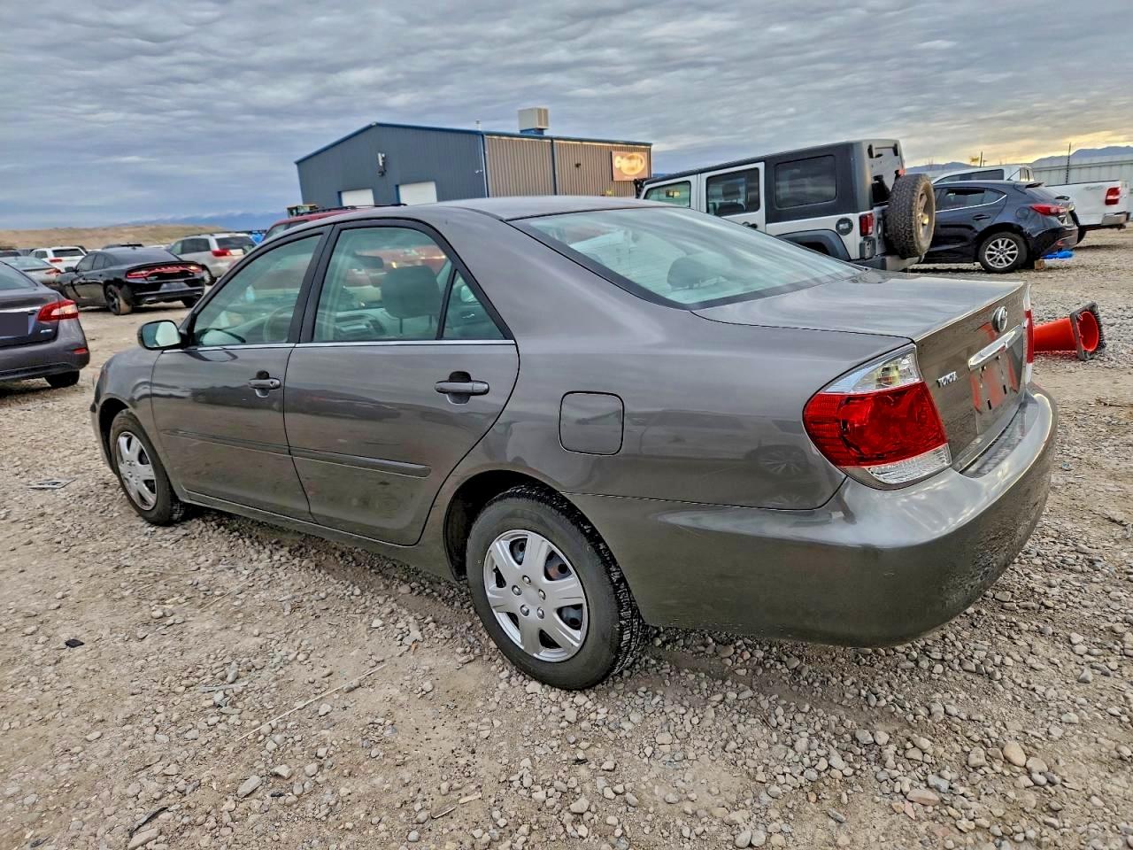 2005 TOYOTA CAMRY LE photo 2