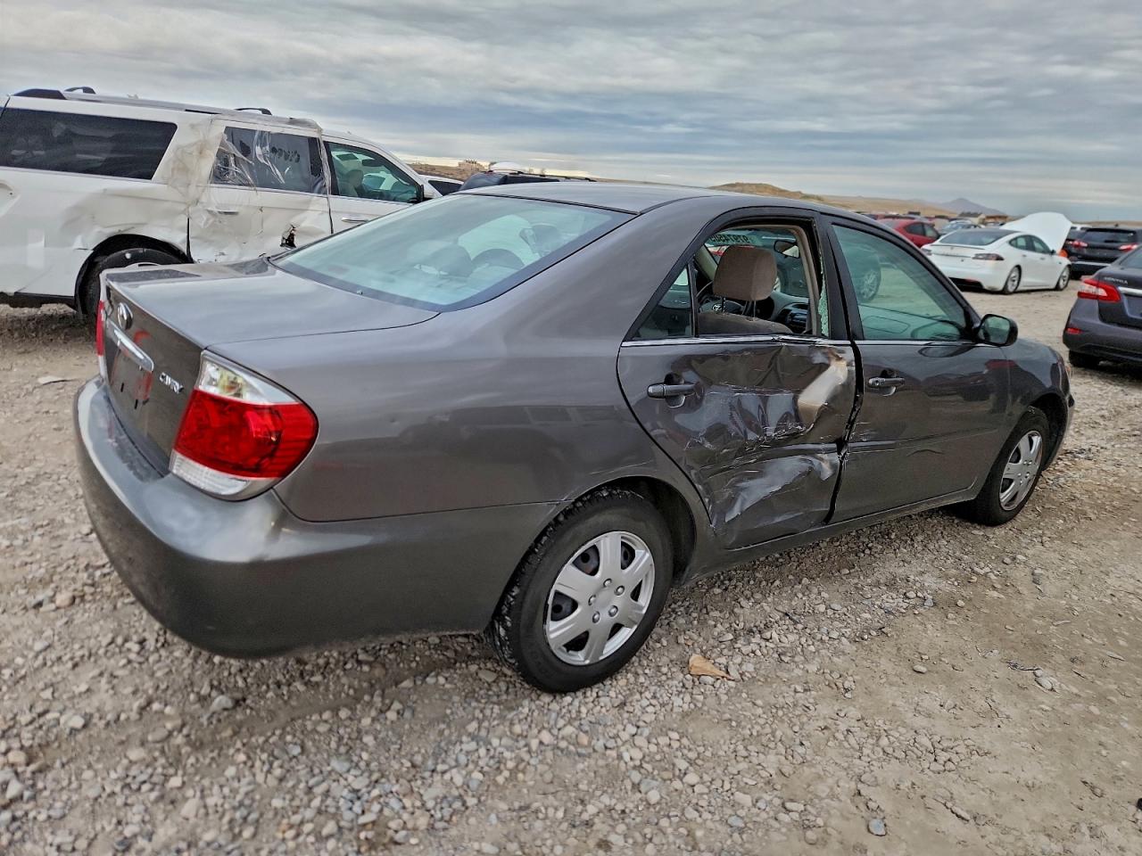 2005 TOYOTA CAMRY LE photo 3