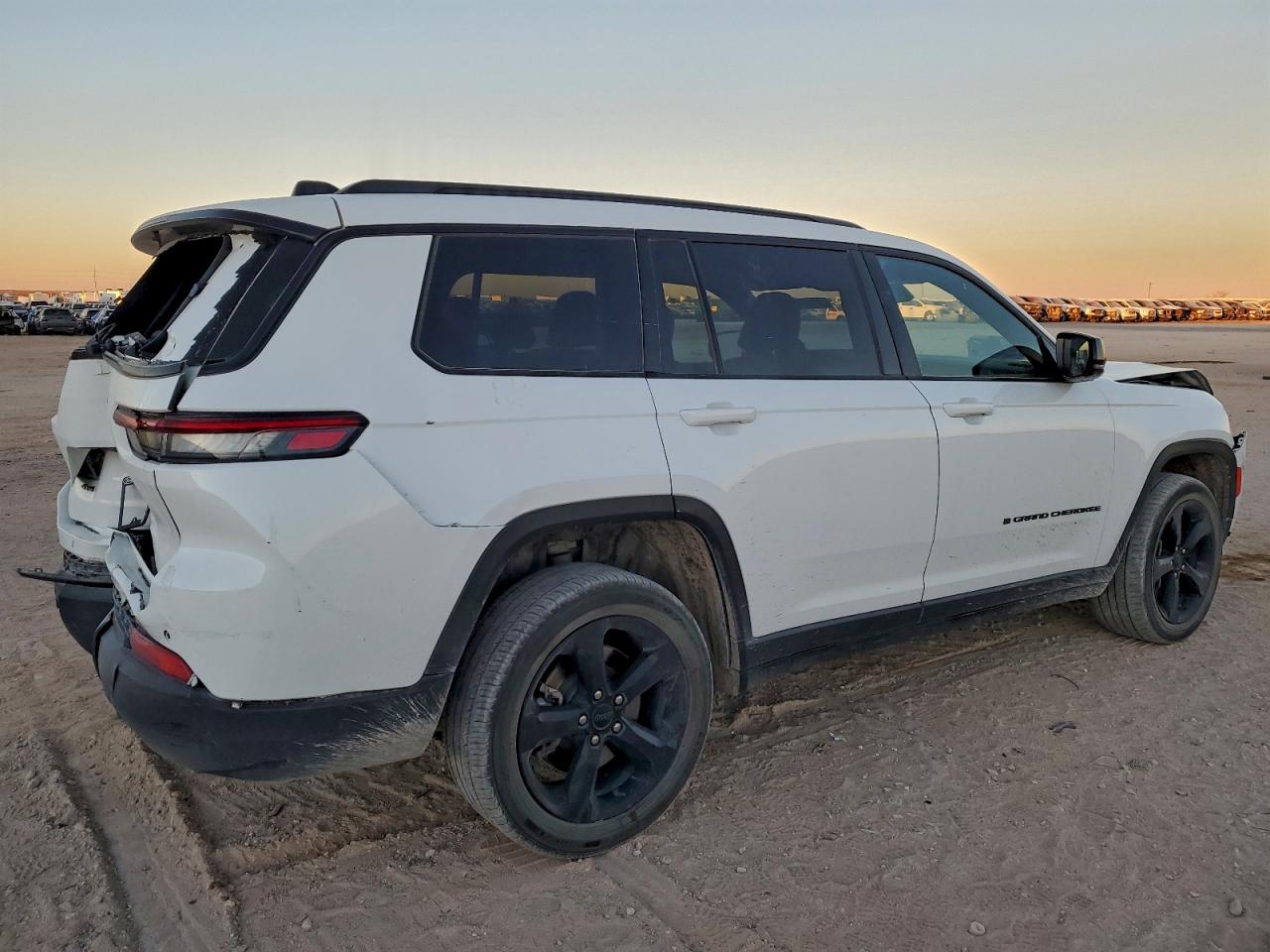 2023 JEEP GRAND CHEROKEE L LAREDO photo 3