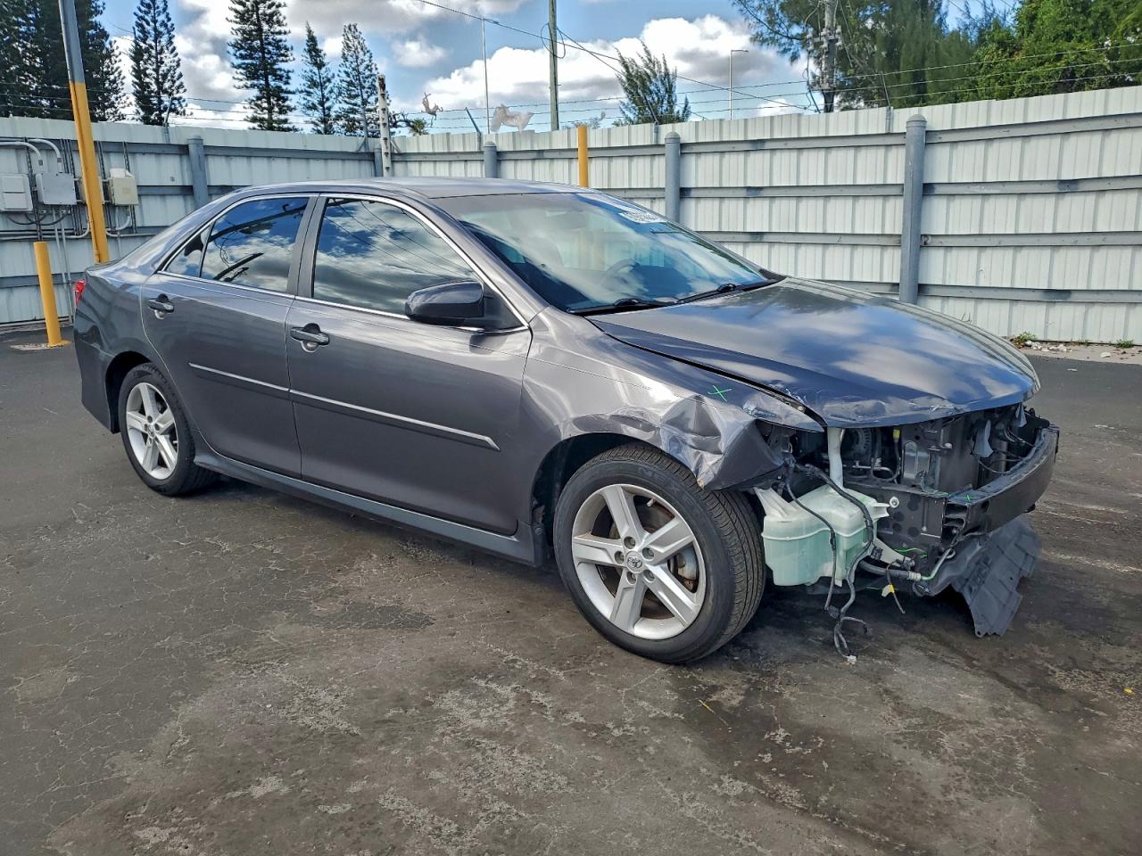 2014 TOYOTA CAMRY L photo 4