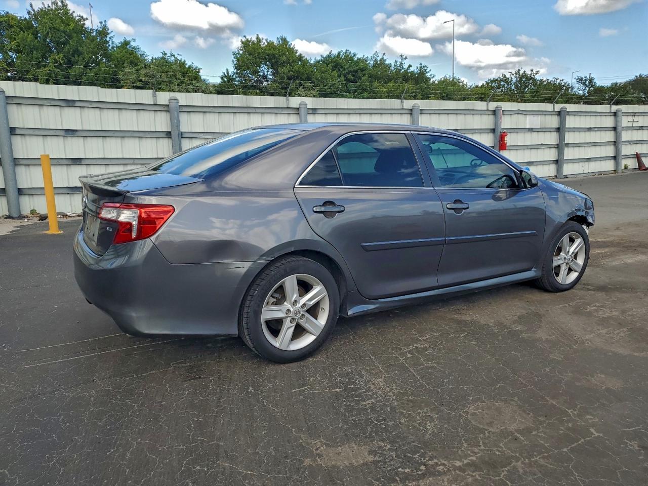 2014 TOYOTA CAMRY L photo 3