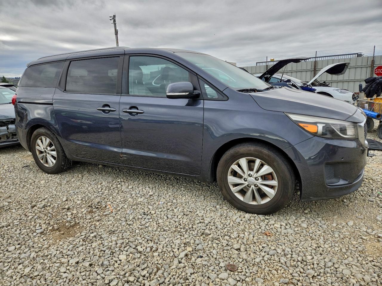 2017 KIA SEDONA LX photo 7