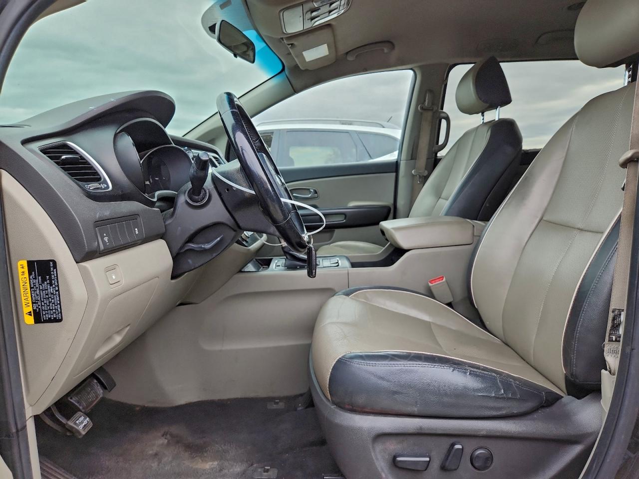 2017 KIA SEDONA LX photo 13
