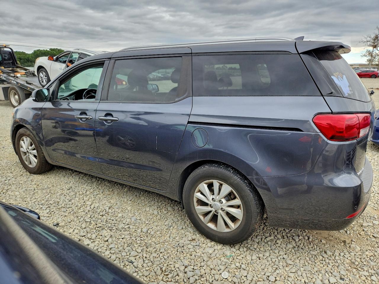 2017 KIA SEDONA LX photo 3
