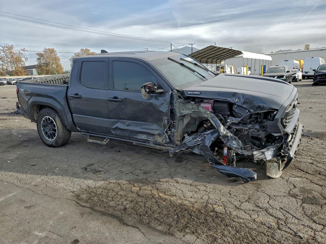 2025 TOYOTA TACOMA DOUBLE CAB photo 4