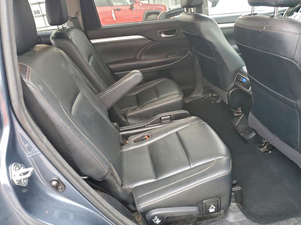 2017 TOYOTA HIGHLANDER SE photo 11