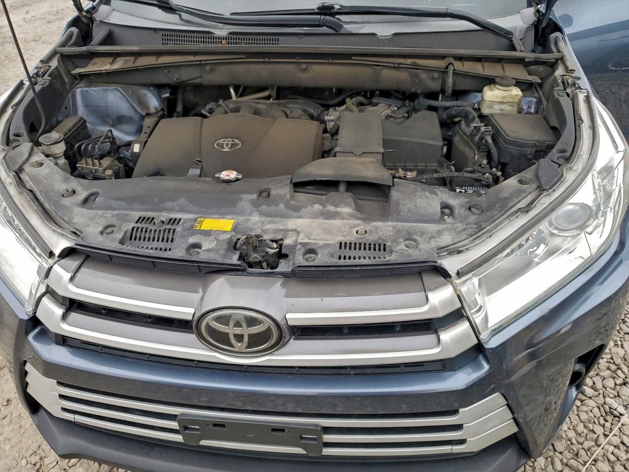 2017 TOYOTA HIGHLANDER SE photo 12