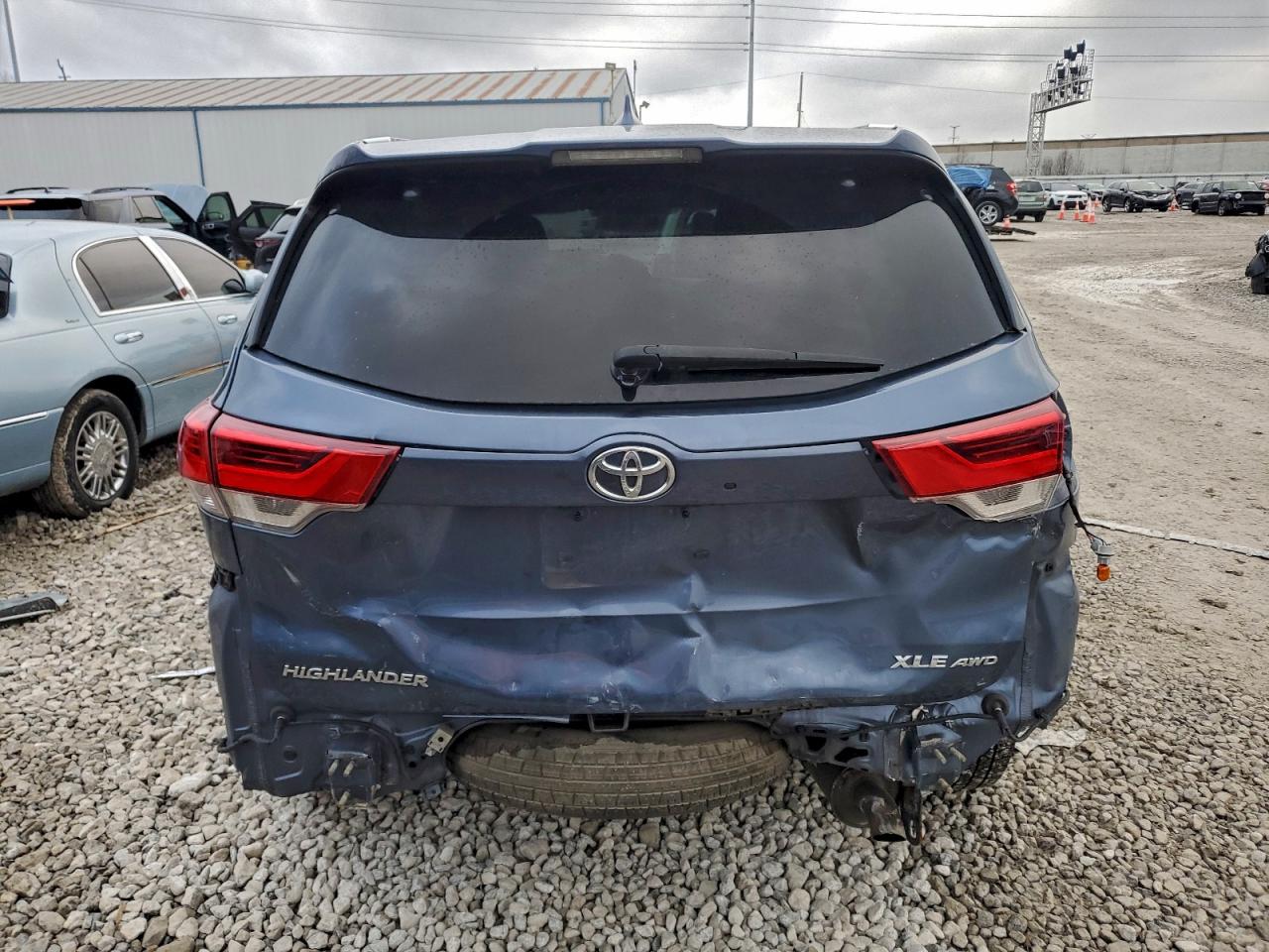 2017 TOYOTA HIGHLANDER SE photo 6