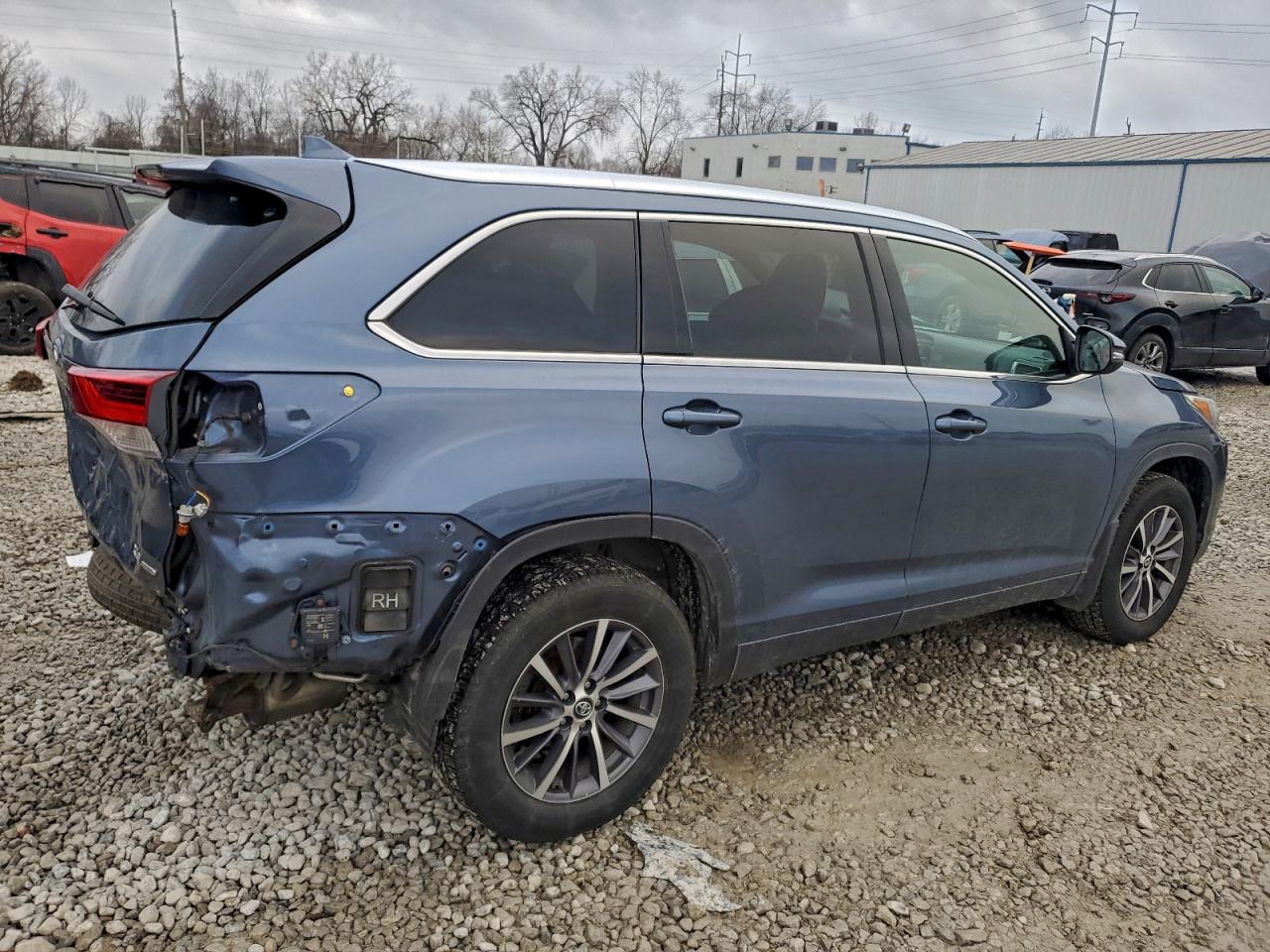 2017 TOYOTA HIGHLANDER SE photo 3