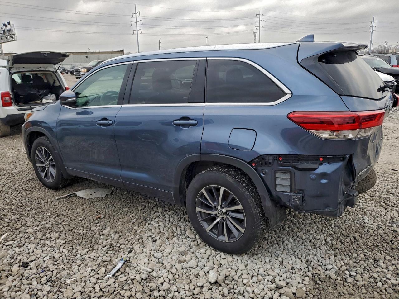 2017 TOYOTA HIGHLANDER SE photo 2