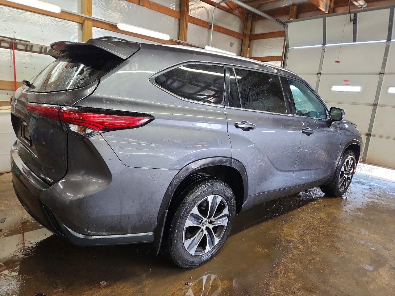 2021 TOYOTA HIGHLANDER XLE photo 3