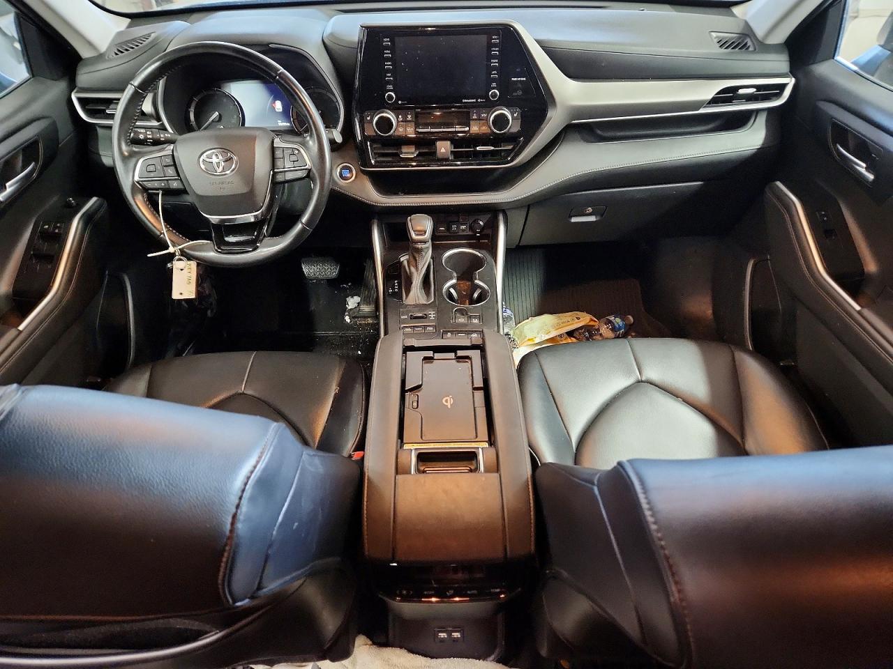 2021 TOYOTA HIGHLANDER XLE photo 8