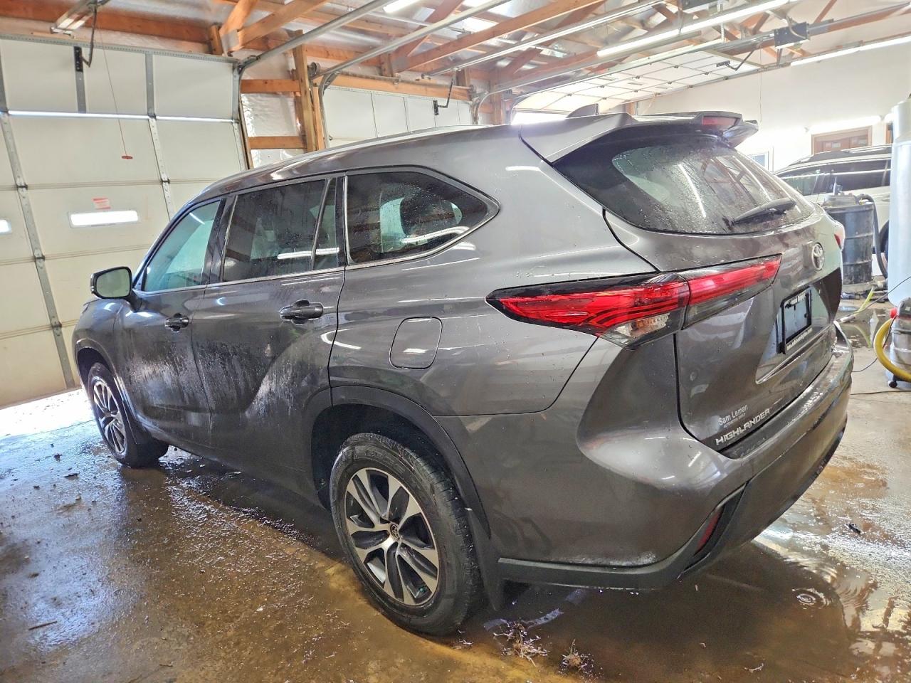 2021 TOYOTA HIGHLANDER XLE photo 2