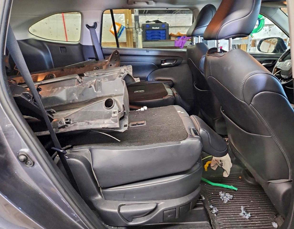 2021 TOYOTA HIGHLANDER XLE photo 11