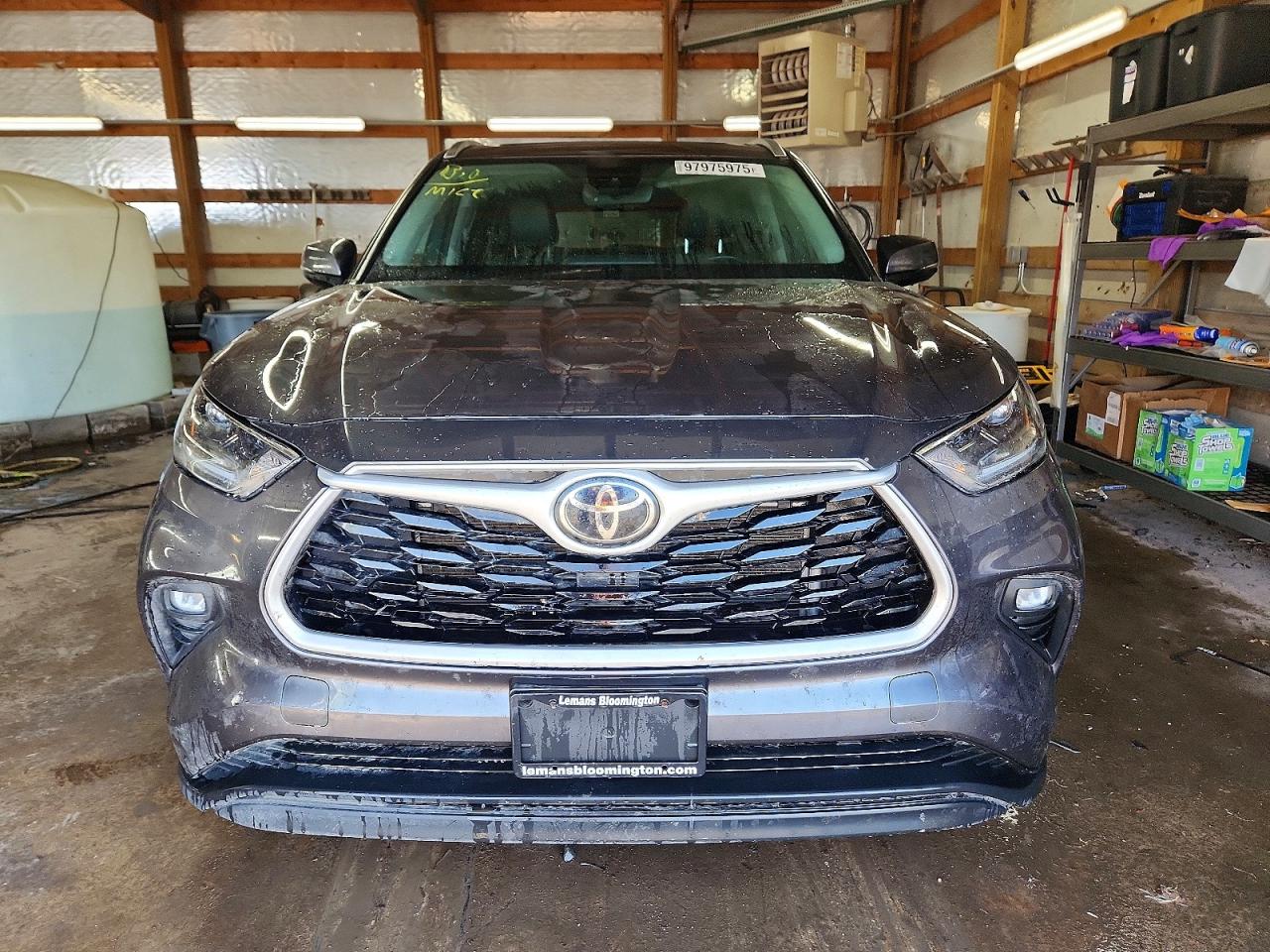 2021 TOYOTA HIGHLANDER XLE photo 5