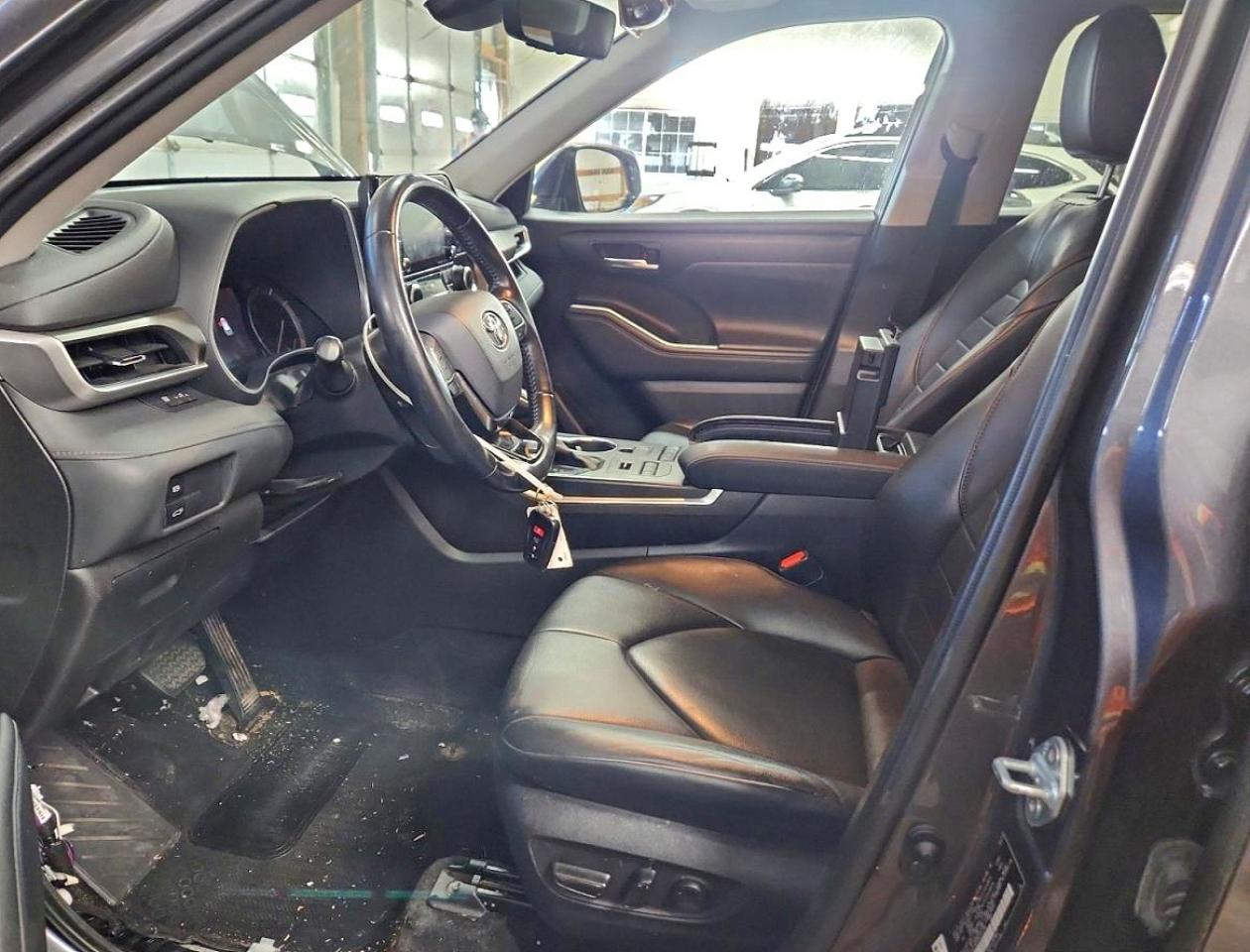 2021 TOYOTA HIGHLANDER XLE photo 7