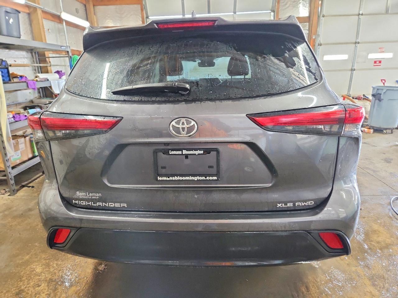 2021 TOYOTA HIGHLANDER XLE photo 6