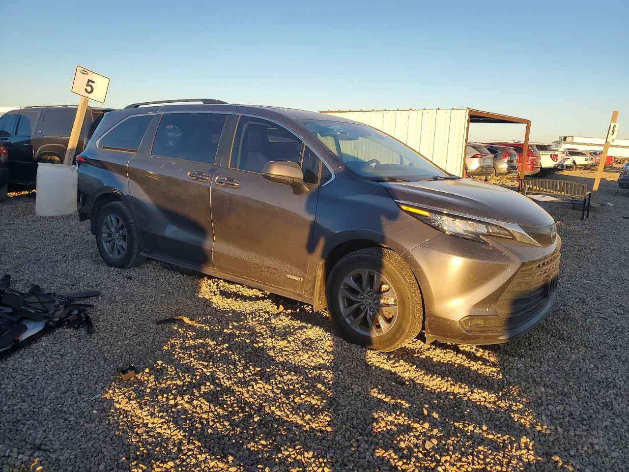 2021 TOYOTA SIENNA LE photo 4