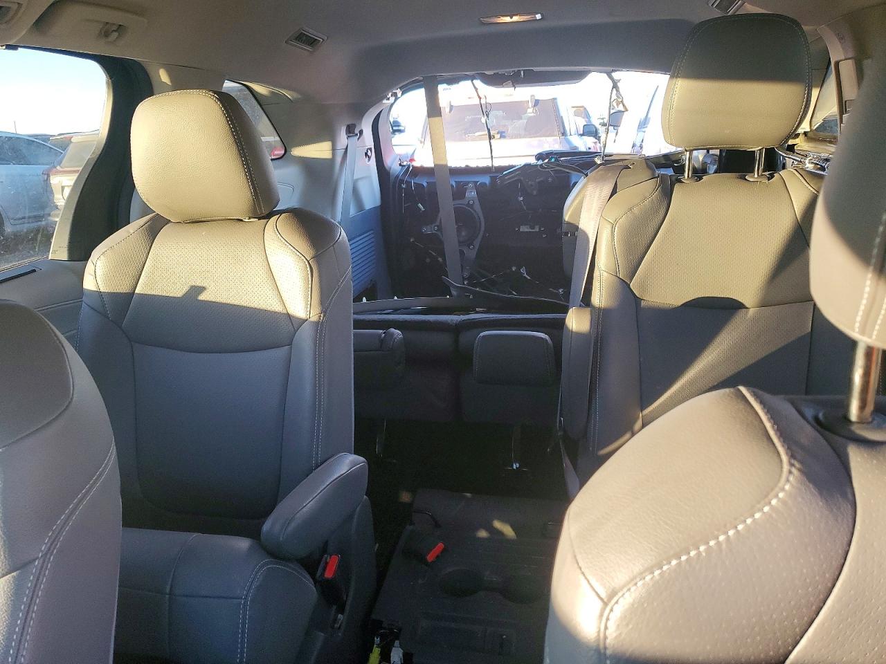 2021 TOYOTA SIENNA LE photo 10