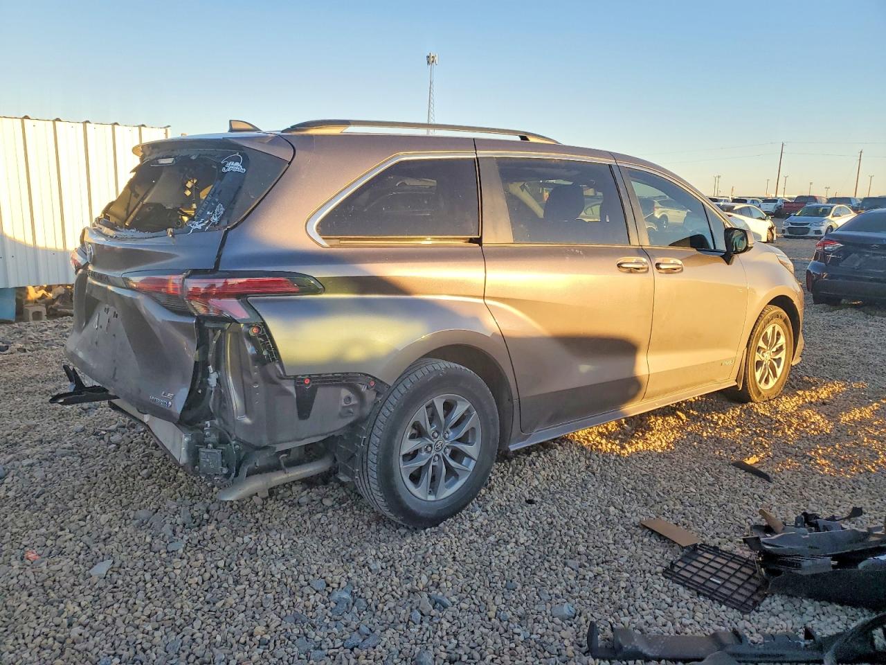 2021 TOYOTA SIENNA LE photo 3