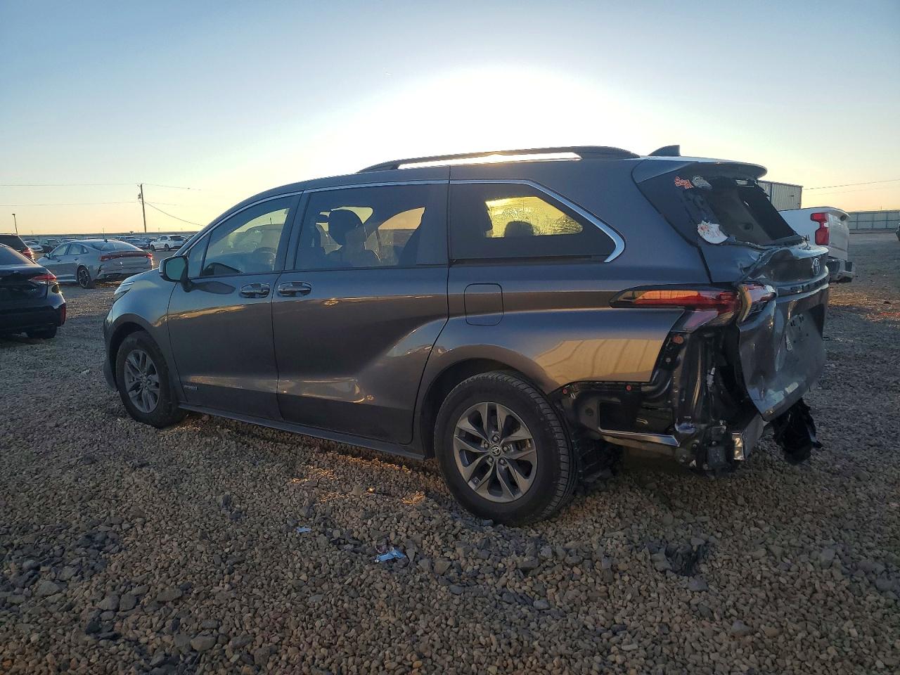 2021 TOYOTA SIENNA LE photo 2
