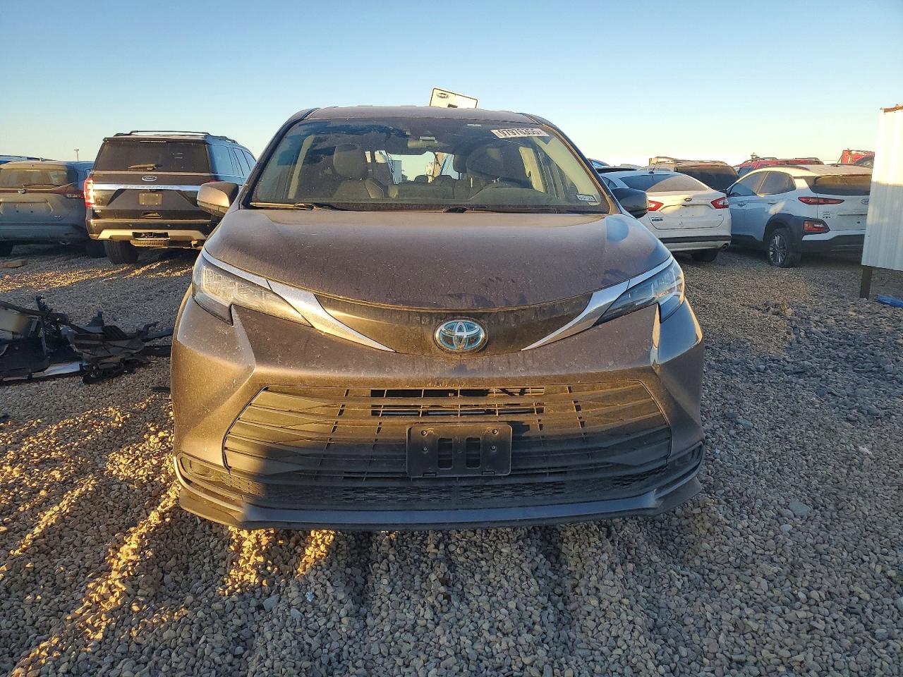 2021 TOYOTA SIENNA LE photo 5